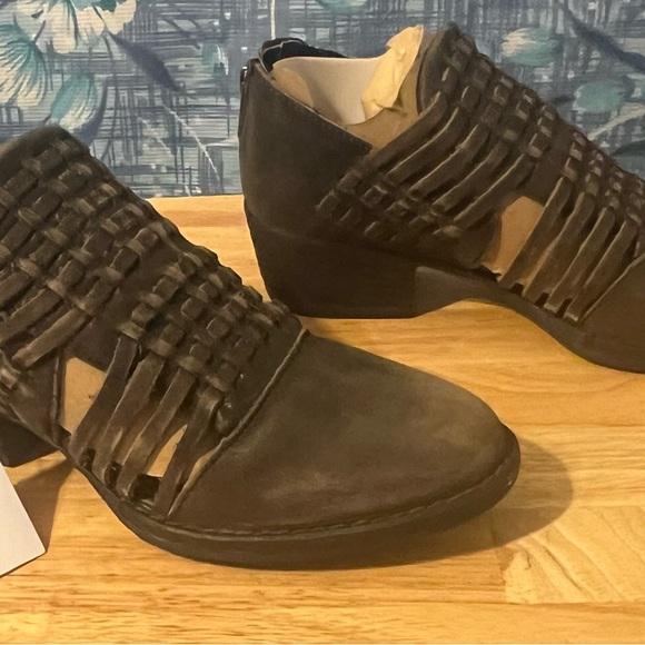 Very Volatile Charcoal Woven size 6 Distressed Carmine Leather Weave MSRP $110 - Picture 2 of 5